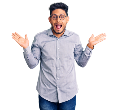 Şeffaf arkaplanda heyecanlı görünen genç bir adamın portresi.