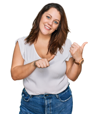 Şeffaf bir arkaplanı işaret eden gülümseyen genç bir kadının portresi          