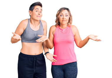 Beyaz arka planda iki tatlı kız lezbiyen.