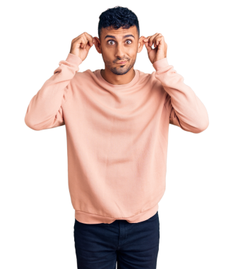 Genç yakışıklı bir adamın portresi komik surat yapıyor ve şeffaf arka planda kulaklarına dokunuyor.