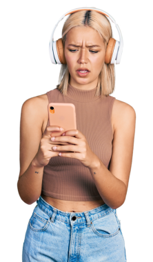 Şeffaf arkaplanda cep telefonu ve kulaklık kullanan beyaz bir kadının portresi. 