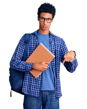 Elinde fotokopi kitabı tutan ve şeffaf arkaplanı işaret eden yakışıklı melez adamın portresi.