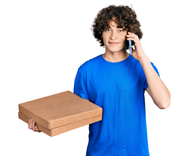 Elinde pizza kutusu olan yakışıklı bir gencin portresi ve şeffaf arka planda cep telefonuyla konuşması. 