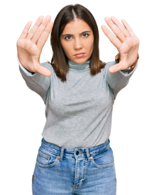 Genç beyaz kadın şeffaf arka planda dur hareketi gösteriyor.   