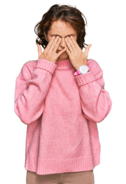 Saydam arka planda gözleri ovalayan yorgun genç bir kadının portresi.          