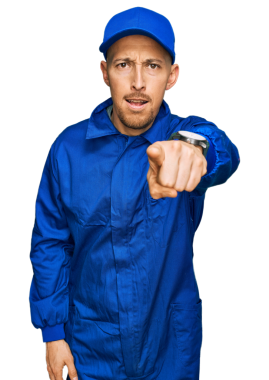 Gündelik giysiler giyen genç ve yakışıklı bir adam şeffaf arkaplanda kameraya bakıyor.