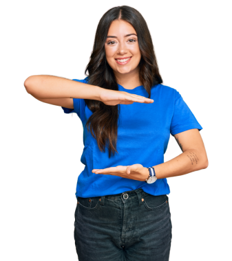 Güzel mutlu genç bir kadının portresi şeffaf arka planda bir şey gösteriyor.                                              