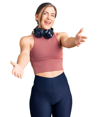 Spor giyimli güzel bir kadının portresi şeffaf arka planda kolları açık duruyor.        