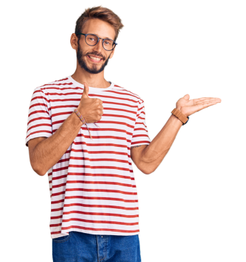 Gülümseyen ve şeffaf arkaplanda bir şeyler gösteren genç bir adamın portresi. 