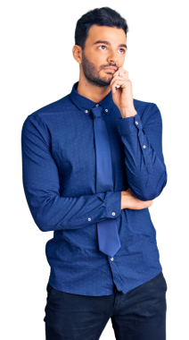 Şeffaf arka planda düşünen yakışıklı bir genç.