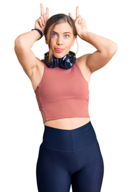 Şeffaf arka planda güzel, komik, genç bir kadının portresi.     