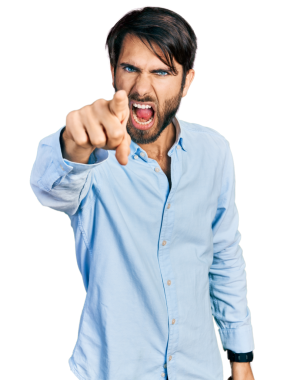 Saydam arka planda bağıran ve kameraya işaret eden öfkeli adamın portresi.           