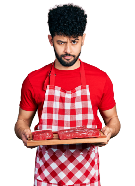 Genç ve yakışıklı bir adam şeffaf arkaplanda kırmızı et tutuyor.