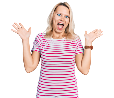 Güzel, genç, beyaz, sıradan kıyafetler giyen, kolları şeffaf arka planda yükselen bir kadın.