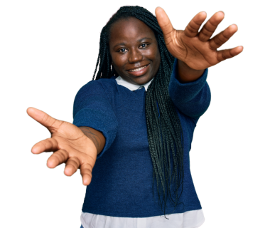 Afro-Amerikalı genç bir kadının portresi gülümseyen ve şeffaf arka planda sarılan.