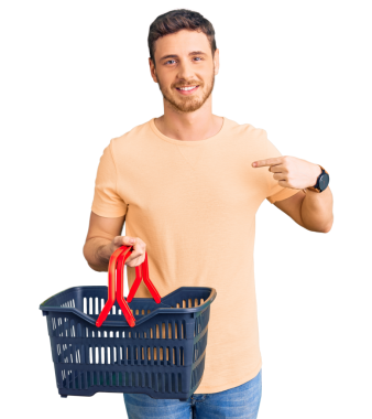 Elinde alışveriş sepeti tutan yakışıklı adam. 