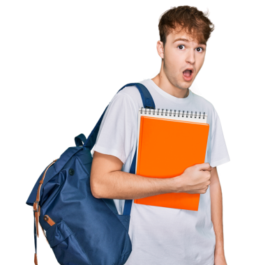 Sırt çantası ve şeffaf arkaplan üzerine not defterleri olan genç yakışıklı adam.