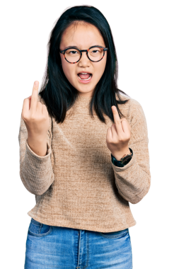 Saydam arka planda parmaklarını gösteren öfkeli genç bir kadının portresi.         