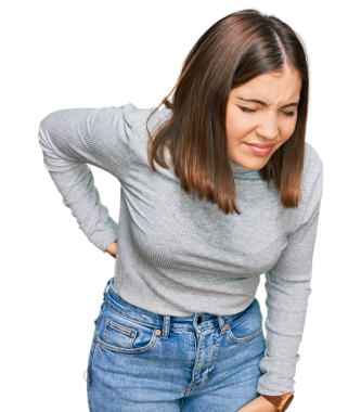 Şeffaf arka planda sırt ağrısı çeken beyaz bir kadın.