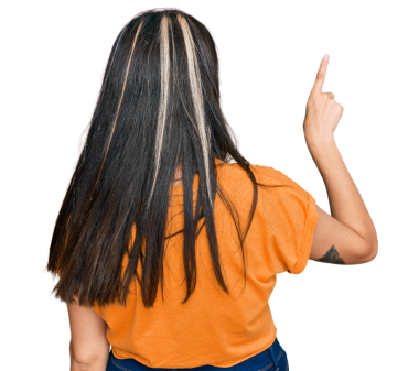 Şeffaf bir arkaplanı işaret eden güzel genç bir kadının arka planı                      