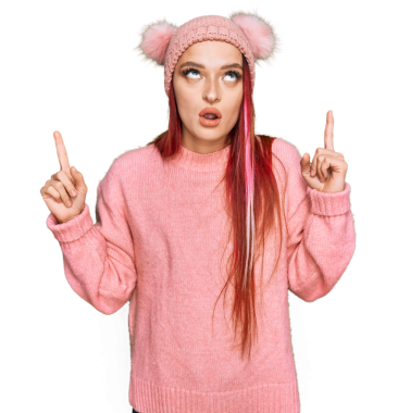 Kızıl saçlı, pembe kazaklı ve şapkalı beyaz bir kadının portresi şeffaf bir arkaplanı işaret ediyor. 