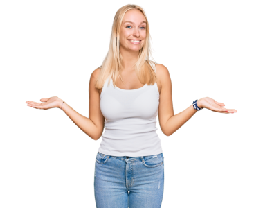 Şeffaf arkaplanda gülümseyen güzel sarışın kadının portresi.          