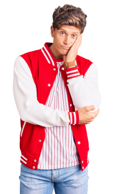 Çizgili tişört giyen genç ve yakışıklı bir adam şeffaf bir arkaplan düşünüyor.