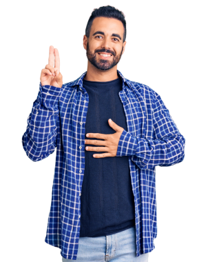 Sakallı genç İspanyol adam parmaklarını şeffaf arkaplanda tutuyor.