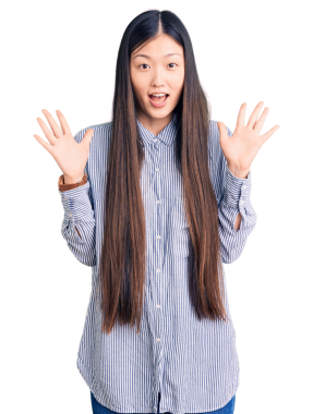 Güzel genç Asyalı kız ellerini şeffaf arka planda gezdiriyor.