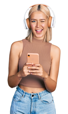 Kafkasyalı genç bir kadının portresi. Cep telefonu ve kulaklık kullanıyor ve şeffaf bir arkaplanda göz kırpıyor. 