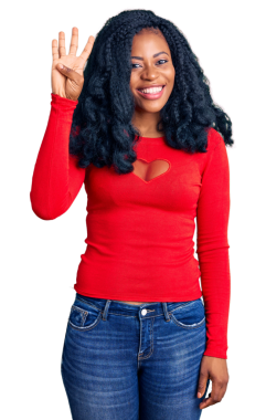 Afro-Amerikalı genç bir kadının portresi gülümsüyor ve ellerini şeffaf arka planda gösteriyor.