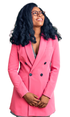 Şeffaf arka planda gülümseyen Afrikalı Amerikalı genç iş kadınının portresi