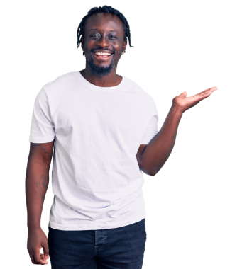 Şeffaf arka planda ürünü sunan neşeli bir adamın portresi                  