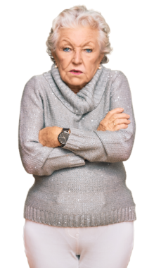 Beyaz arka planda kızgın yüzlü yaşlı kadın.