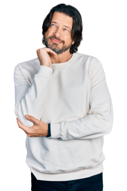 Orta yaşlı İspanyol adam şeffaf arka planda süveter giyiyor.