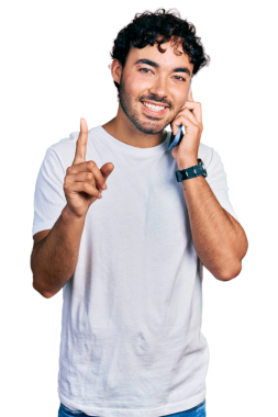 Şeffaf arka planda gülümseyen ve cep telefonuyla konuşan genç bir adamın portresi.