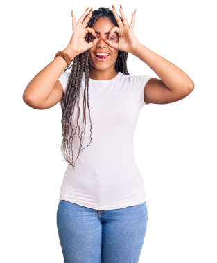 Dürbünü şeffaf arkaplanda gösteren güzel bir genç kadının portresi   