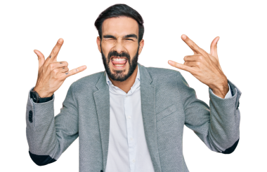 Uzun sakallı yakışıklı adam çılgın bir ifadeyle bağırıyor şeffaf arka planda rock sembolü yapıyor.