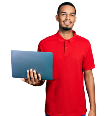 Şeffaf arkaplanda dizüstü bilgisayar tutan gülümseyen genç adamın portresi                  