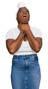 Şeffaf arka planda boğazı ağrıyan güzel bir genç kadının portresi.        