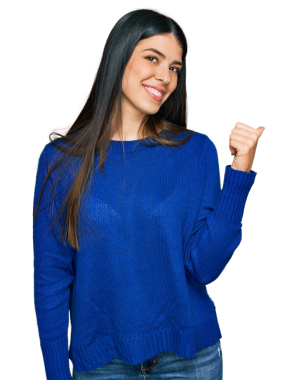 Mavi kazaklı genç bir kadın, şeffaf bir arkaplanı işaret ediyor. 