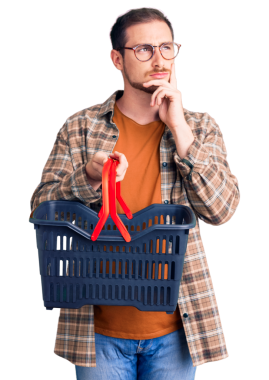 Şeffaf arkaplanda alışveriş sepeti tutan genç ve düşünceli bir adamın portresi.