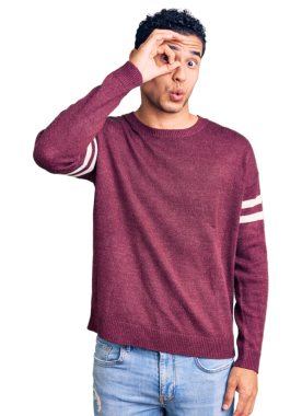 Şok olmuş genç adamın portresi şeffaf arkaplanda tamam işareti gösteriyor           