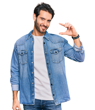 Saydam arka planda gülümseyen ve büyüklüğünü gösteren genç yakışıklı bir adamın portresi.