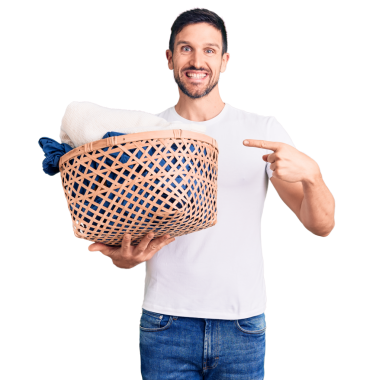 Arkaplanda çamaşır sepetini tutan heyecanlı adamın portresi                  