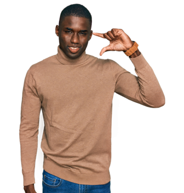 Genç Afro-Amerikalı bir adam şeffaf arka planda süveter giyip parmağıyla kafasını işaret ediyor.