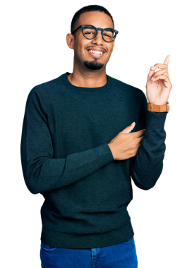 Şeffaf bir arkaplanı işaret eden mutlu genç adamın portresi.                  