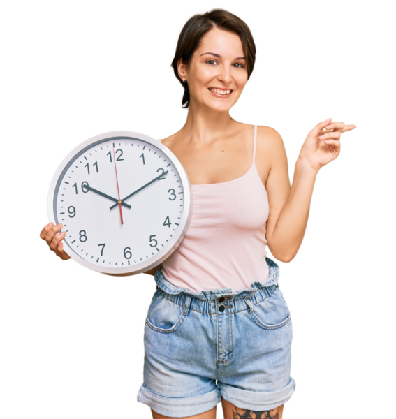 Молодая женщина с короткими волосами держит большие часы