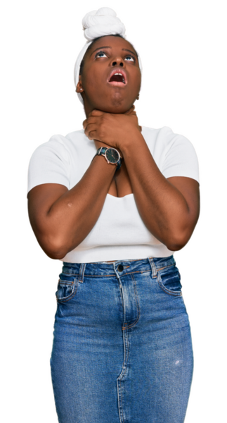 Şeffaf arka planda boğazı ağrıyan güzel bir genç kadının portresi.        