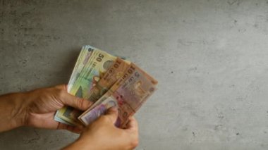 Romen Ley 'ini somut bir zemine karşı sayan adam